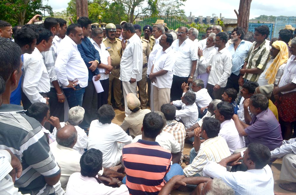 ಕೃಷಿ ನೀರಿಗಾಗಿ ಒತ್ತಾಯ: ಹಾರಂಗಿಯಲ್ಲಿ ರೈತರಿಂದ ಪ್ರತಿಭಟನೆ